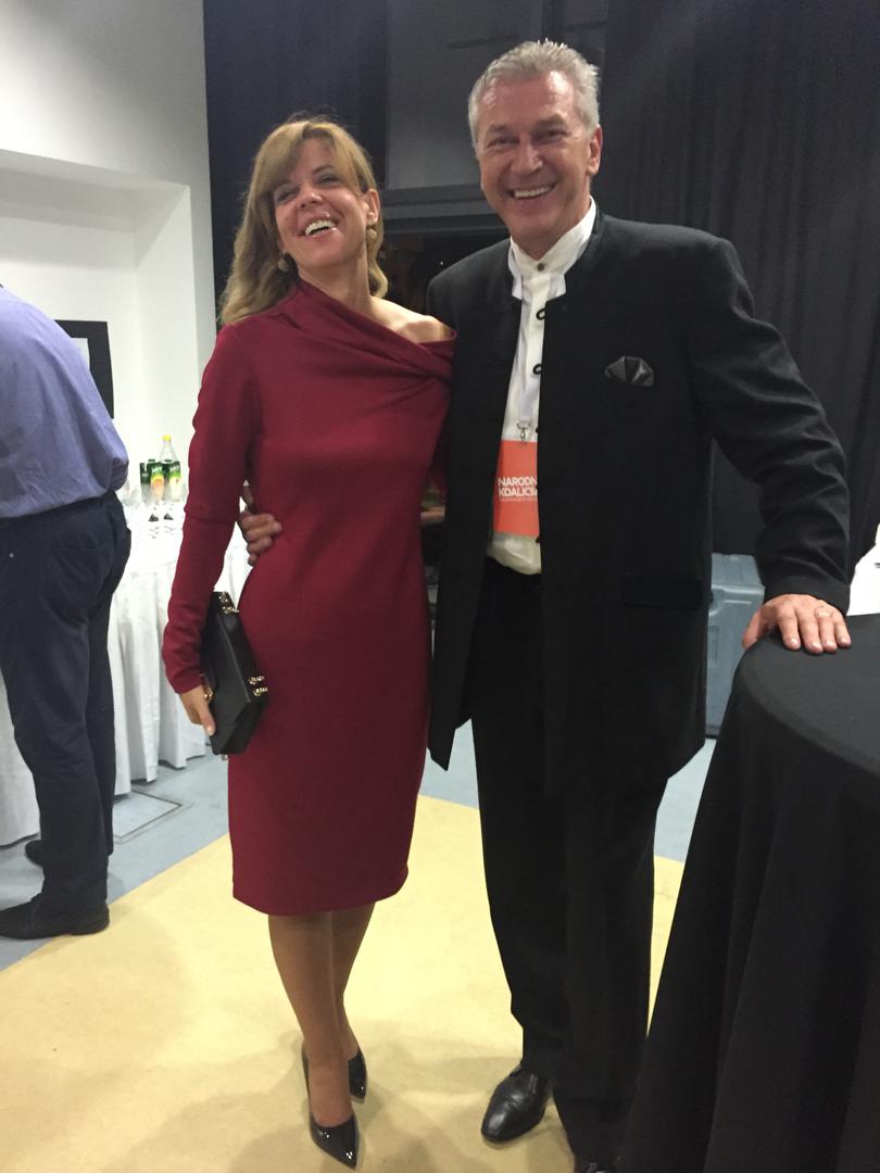 U izbornoj noći s kolegom Rankom Ostojićem u haljini koju je sama sašila