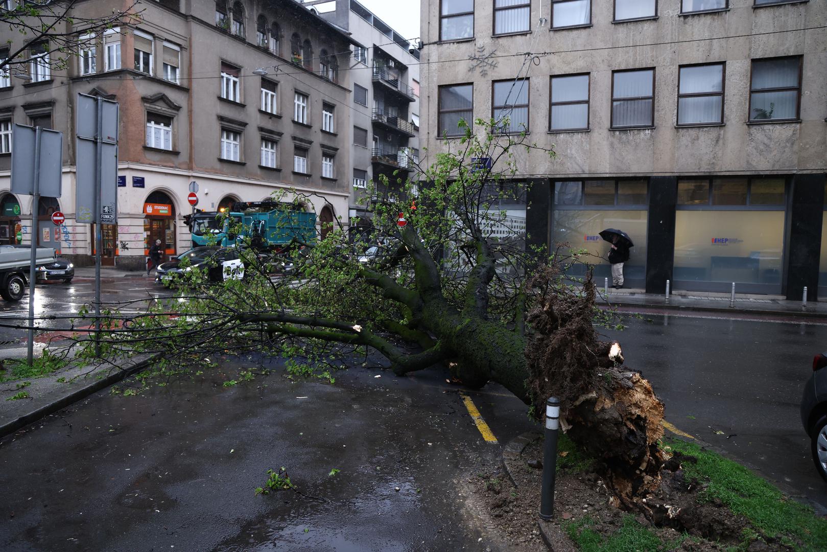 Na području Zagrebačke županije do sada je zabilježeno 57 tehničkih intervencija. Na teren je izašlo 190 vatrogasaca s ukupno 77 vozila.