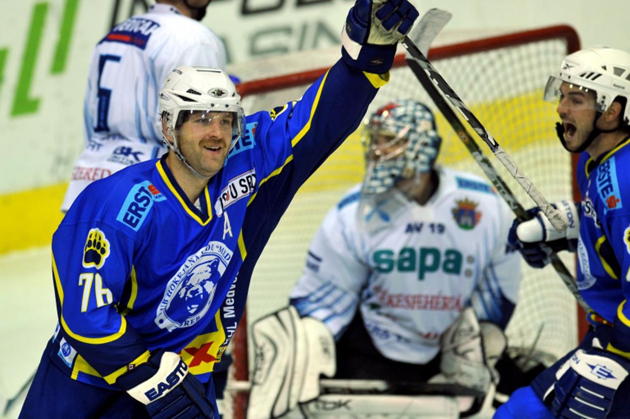 'sport......zagreb.....11.10.2009.  Dom sportova - Ledena dvorana, hokej na ledu, Medvescak - Alba Volan, fox aron 76 photo: Marko Lukunic / VLM'