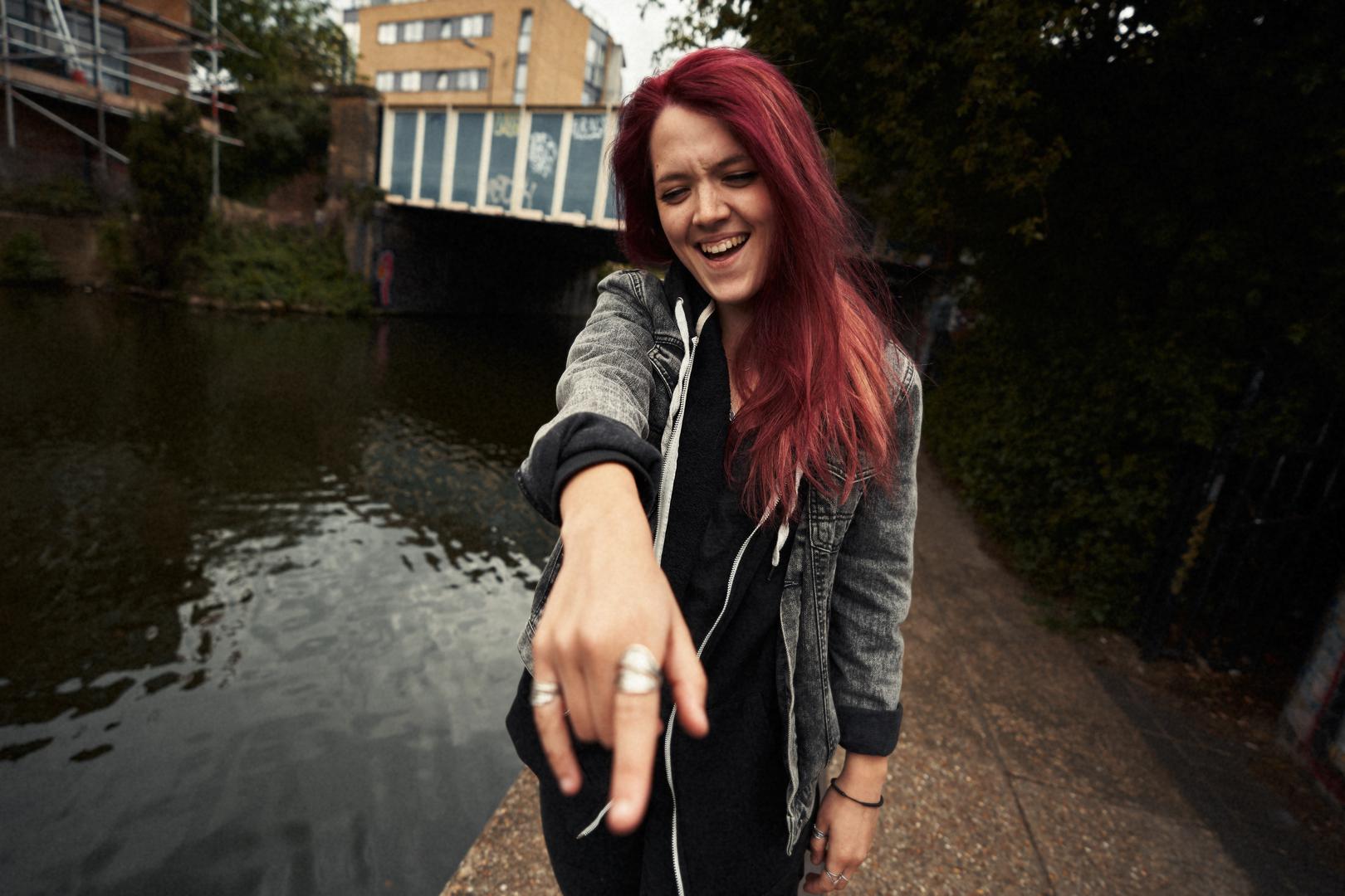 Zbog svoje dvojne prirode, u jednom trenutku mogu biti ozbiljni, a već u sljedećem glavni pokretači kaosa. Njihov oštri jezik i šarm omogućuju im da se gotovo uvijek izvuku iz nevolje, pretvarajući svaku situaciju u duhovitu anegdotu. Iako rijetko imaju zle namjere, njihova nepostojanost i sklonost ogovaranju čine ih nepouzdanima.