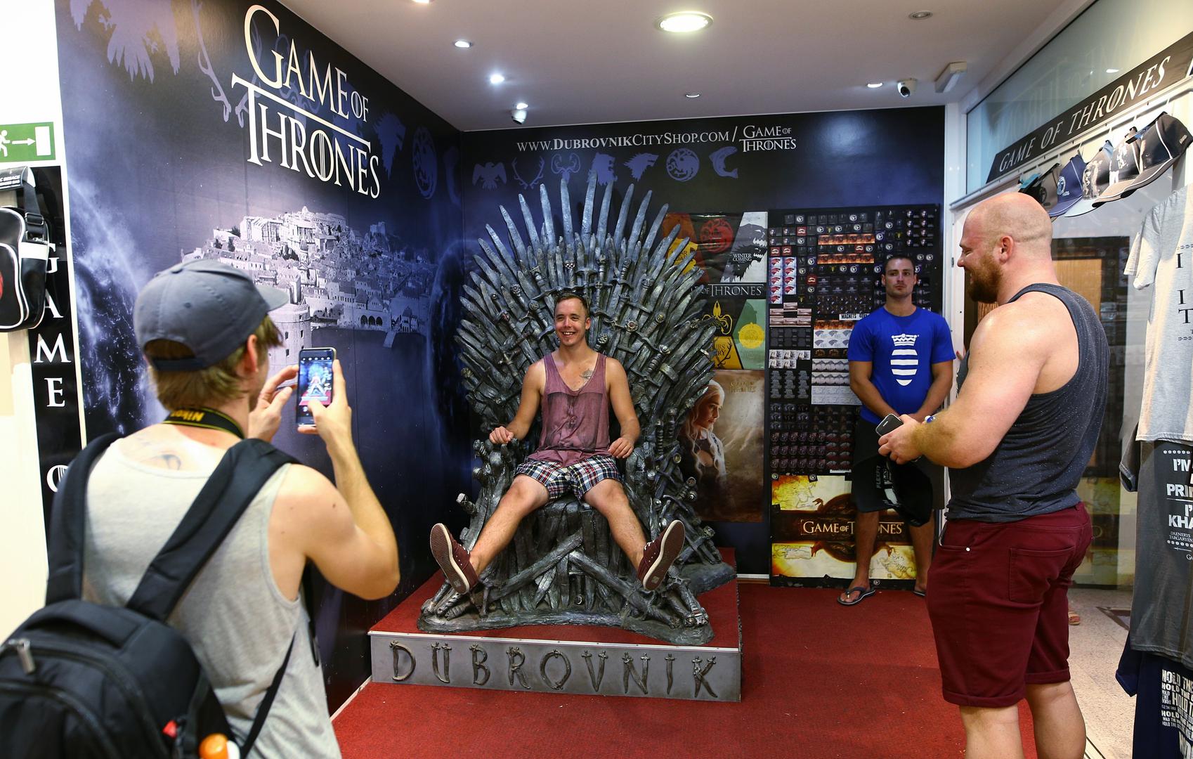 Svi žele sjesti na Željezno prijestolje.