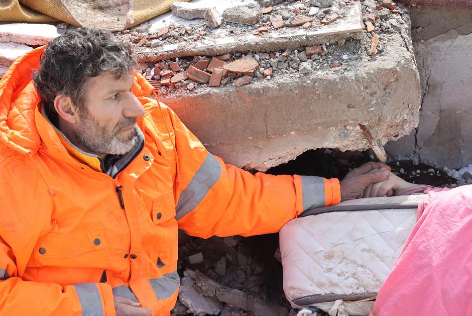 Potresne fotografije iz Turske: Otac nije puštao ruku mrtve kćeri