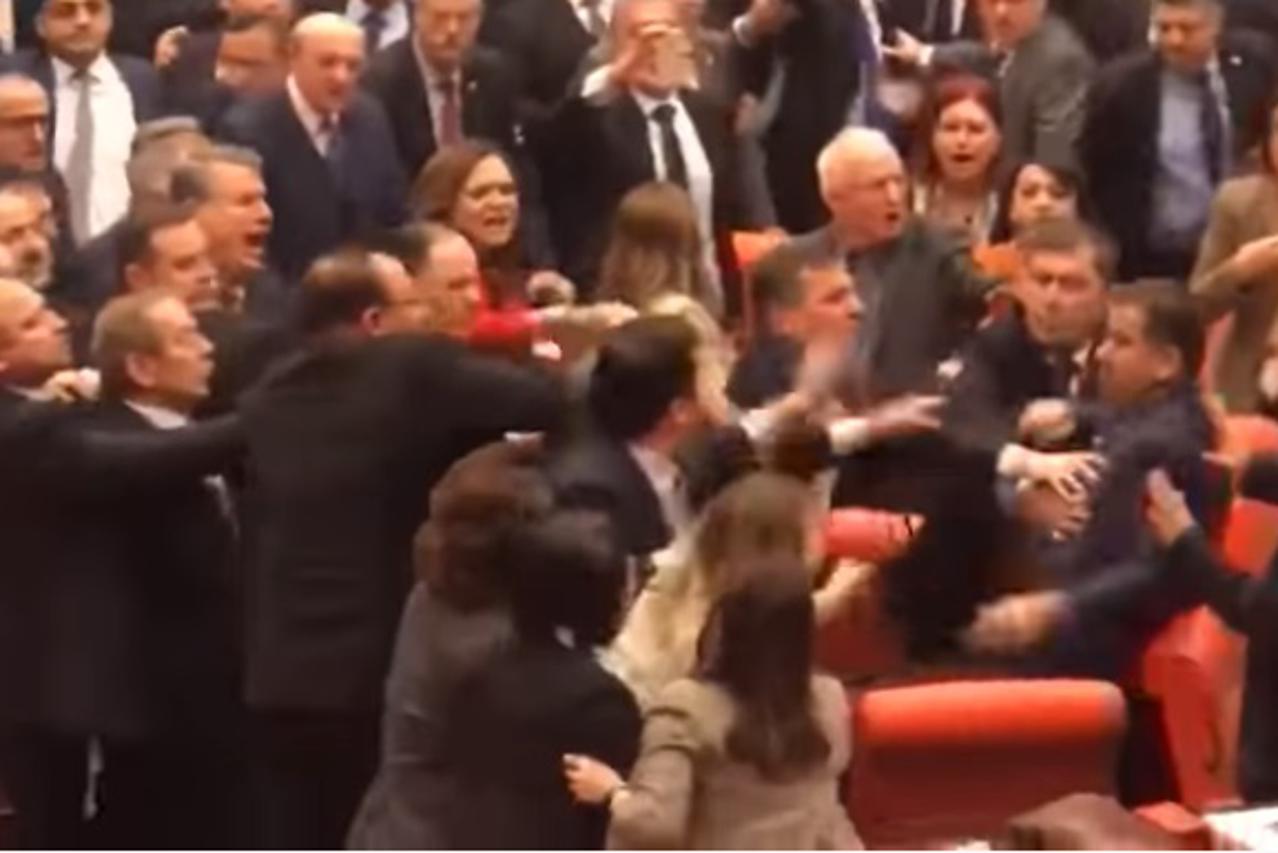 Tučnjava u turskom parlamentu