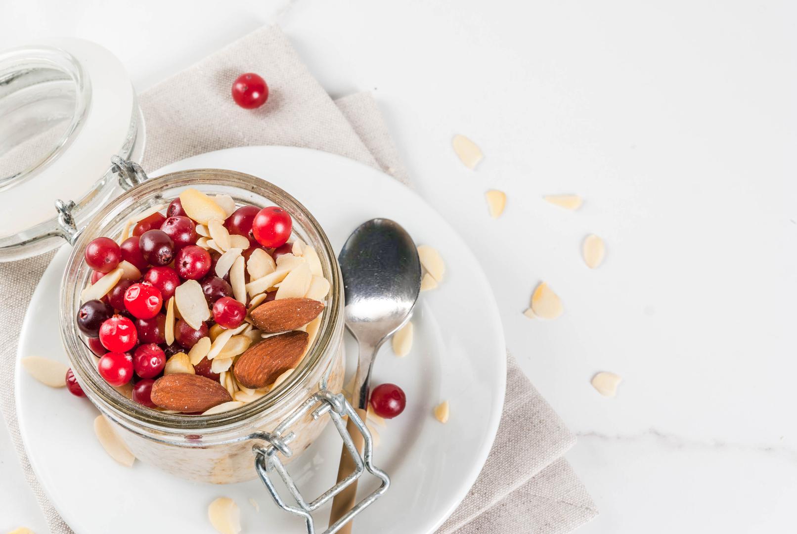 7. Zobene s borovnicama i bademima - Ovo je doručak za iznimno zauzete ljude. Kombinirajte zob, chia sjemenke, borovnice, vaniliju, bademovo mlijeko i javorov sirup u posudi koju napunite prije spavanja. Ujutro na vrh smjese samo dodajte bademe i pola rezane banane. Ako ste raspoloženi za topli doručak, smjesu zagrijte u mikrovalnoj pećnici 1-2 minute.