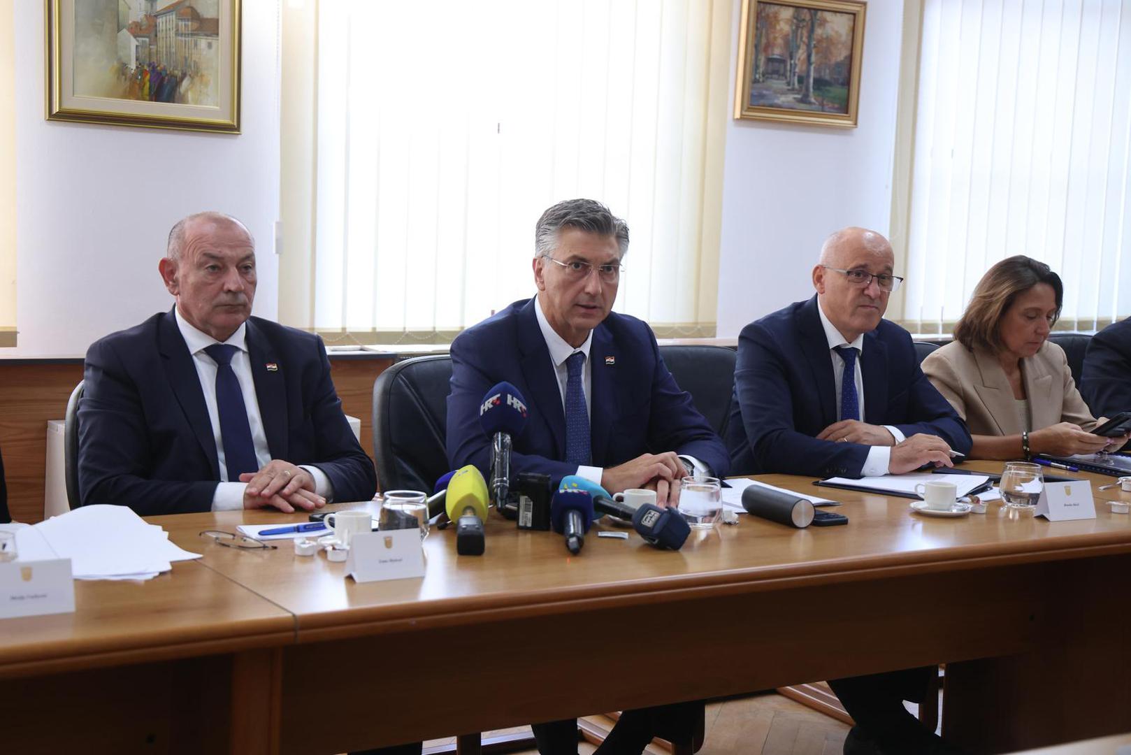 "Prije svega, razumijemo kao Vlada zabrinutost svih žitelja zbog otpada koji je nezakonito odlagan i koji ima karakter opasnoga otpada", kazao je Plenković na sastanku koji je počeo u 9 sati u zgradi Ličko-senjske županije. 