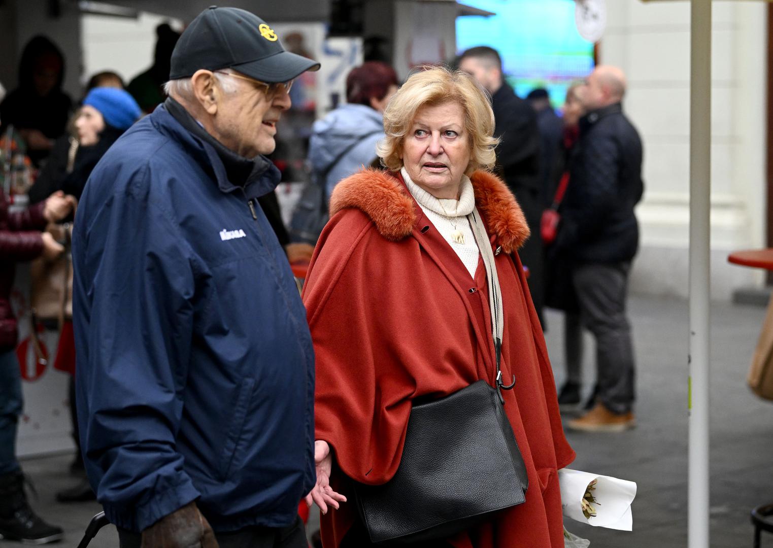 - U startu sam, zbog tradicionalnog odgoja te zbog tog što sam se zaljubila kao kokoš, odlučila nikada se ne rastati. Prije starta smo dugo hodali i već nam je bilo jasno da neće biti lako. On kirurg, ja s nemogućim radnim vremenom, bez pravila, rasporeda i planiranja - rekla je Željka jednom prilikom o njihovim počecima.