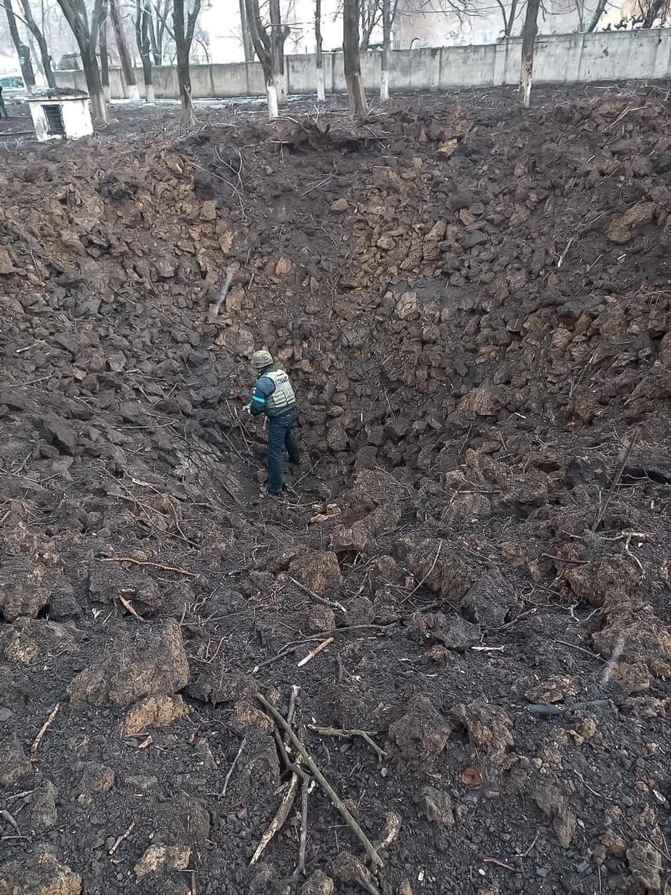 Krater nastao u navodnom granatiranju u Mariupolju