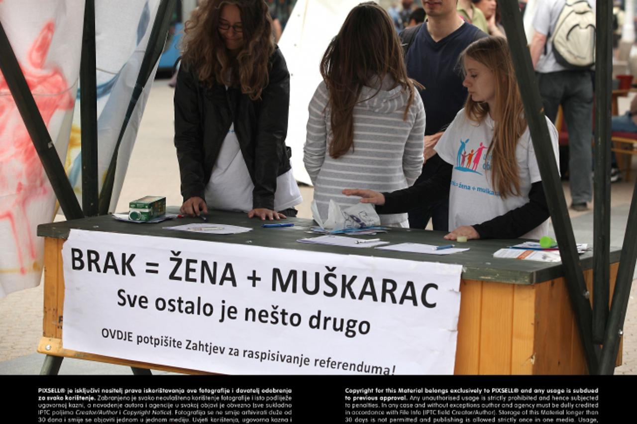 '21.05.2013., Zagreb - Unatoc brojim napadima na aktiviste i volontere nastavlja se prikupljanje potpisa za referendum na kojem bi se gradjani mogli izjasniti jesu li za to da se u Ustav RH unese odbr