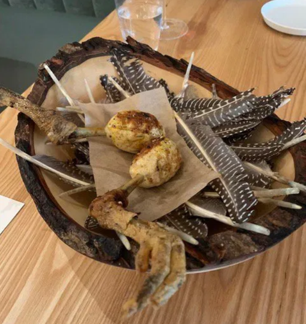 Kao da neočišćene nogice ptice nisu bile dovoljne, kuhari su dodali i perje.