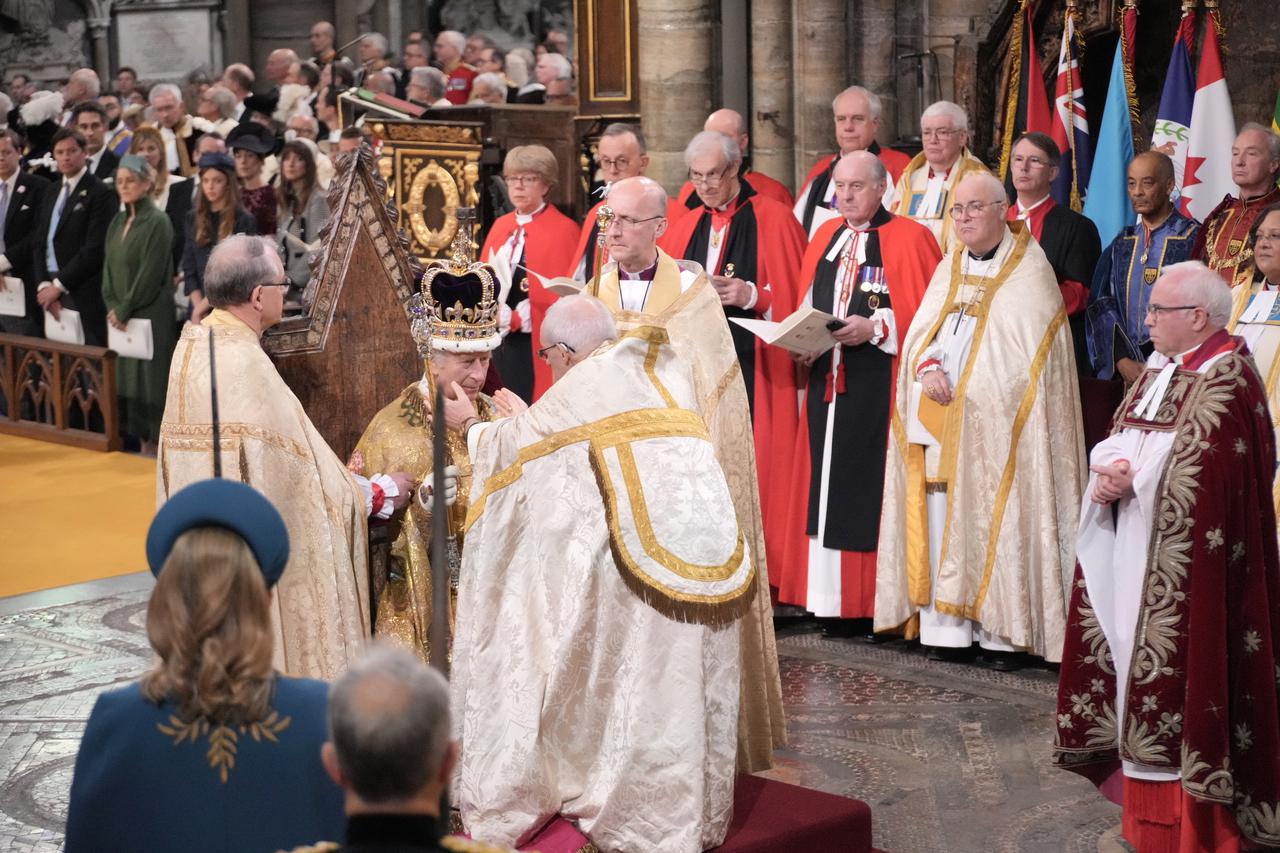 Okrunjen je kralj Charles III