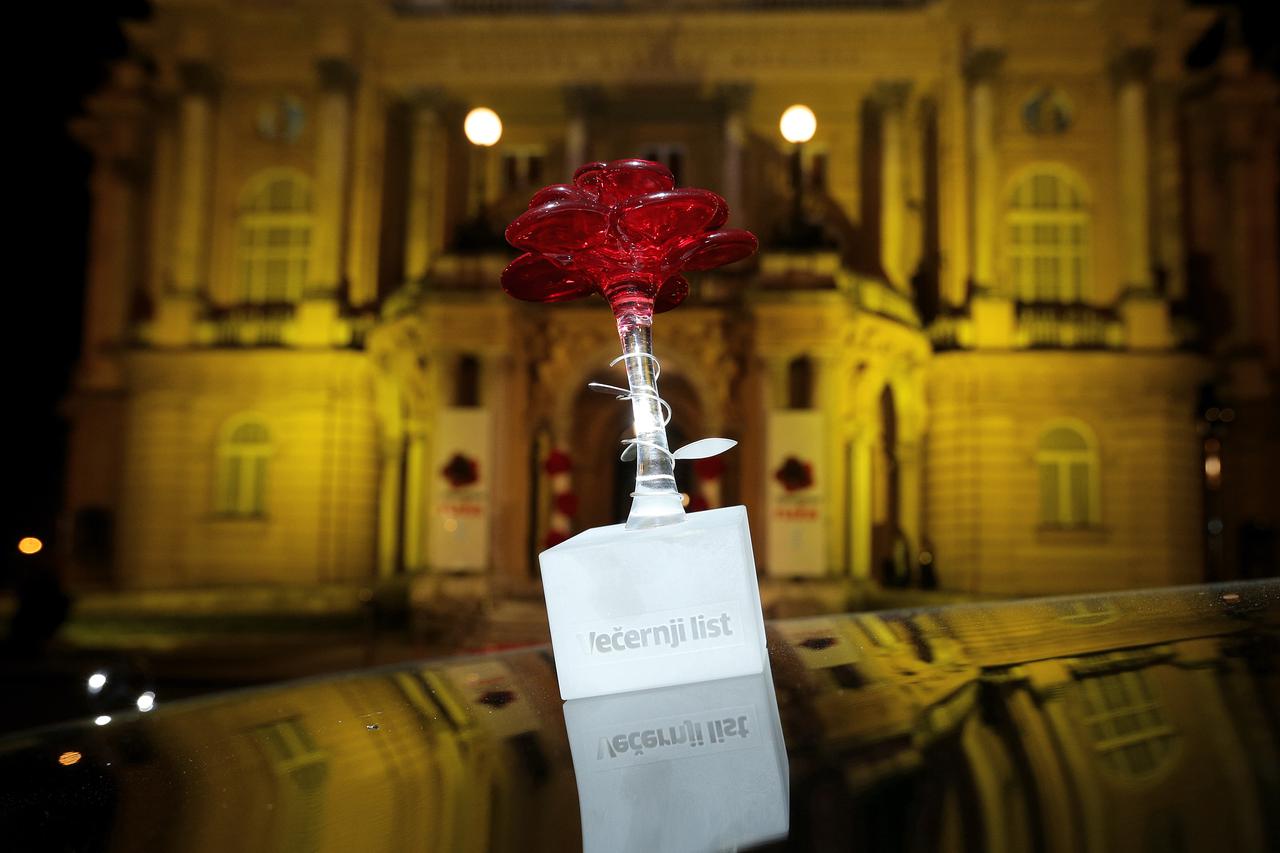 Zagreb: Statua Ve?ernjakova ruža