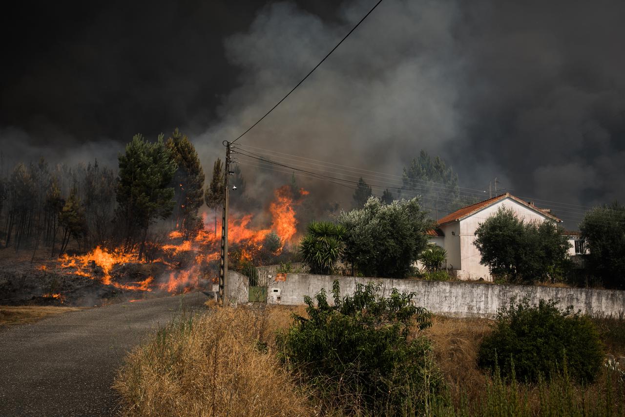 Ugašen veliki šumski požar koji je u četiri dana opustošio tisuće hektara u središtu Portugala