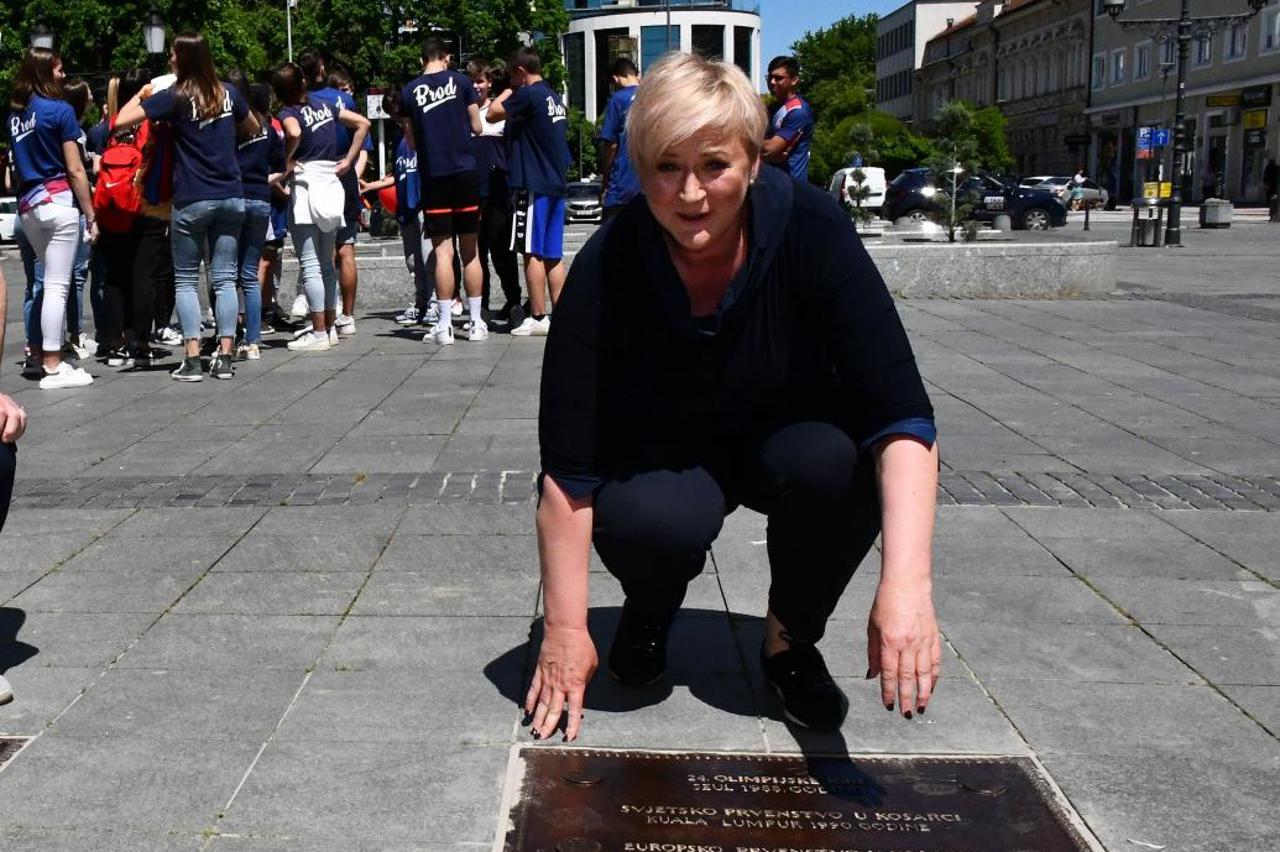 Slavonski Brod: Olimpijke Kornelija Kvesić i Ana Titlić dobile spomen-ploče na Korzu