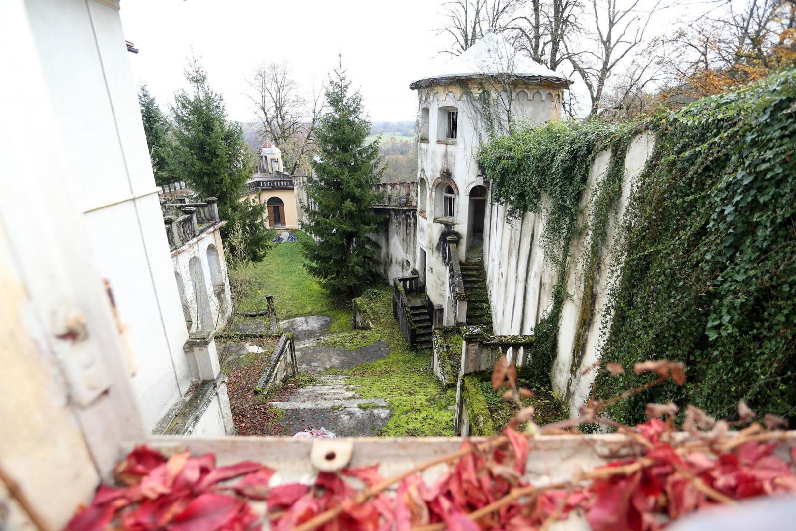 22.11.2019., Bosijevo - Stari grad Bosiljevo kojeg su izgradili knezovi Frankopani i bili vlasnici do  poznate urote 1671. godine, kada je konfisciran i opljackan. Od tada  je jedan od najljepsih dvoraca u Hrvatskoj promijenio brojne vlasnike ukljucujuci i  i posljednjeg, Sinisu Krizanca koji ga je imao u koncesiji na 99 godina no izgubio jer nije napravio nista. Dvorac je sada u vlasnistvu Republike Hrvatske i iz godine u godinu  jako propada, kroz desetljeca u dvorcu su razbijeni su prozori, ukradene brojne vrijedne umjetnine, namjestaj, skulpute, cak i kamene ograde. Dvorac je ukljucen u program Dodiri civilizacije kroz koji opcina Bosiljevo koja ga je dobila na uporabu odrzava.Photo: Kristina Stedul Fabac/PIXSELL
