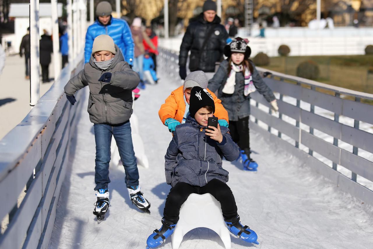 07.01.2017., Zagreb - Zadnji dan Adventskog sajma u gradu. Klizaliste na Trgu kralja Tomislava.  Photo: Tomislav Miletic/PIXSELL