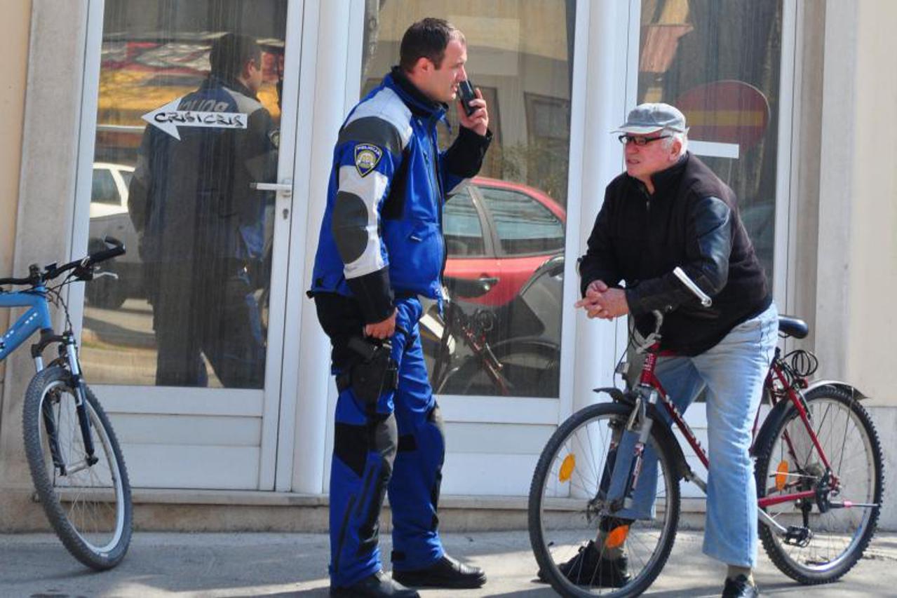 policajac,biciklisti,policija (1)