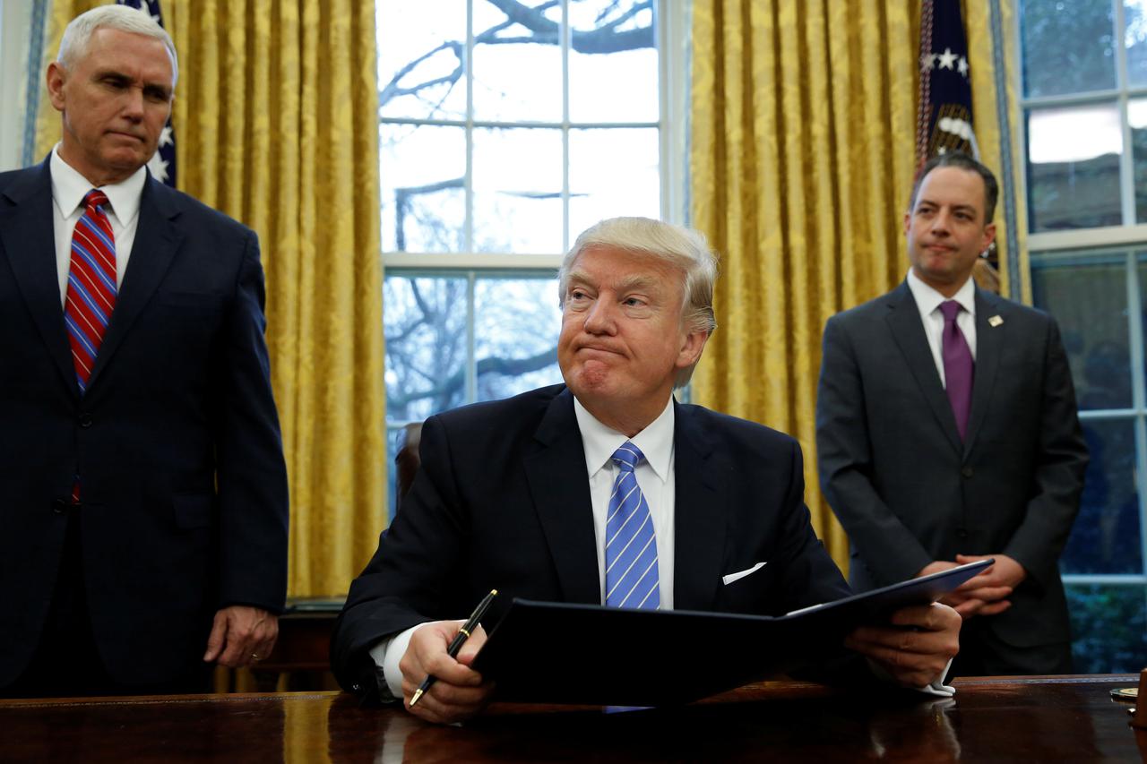 Donald Trump potpisuje izvršne naredbe