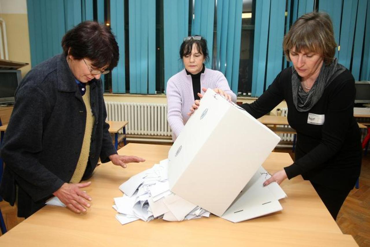 Otvaranje biračke kutije i prebrojavanje glasova