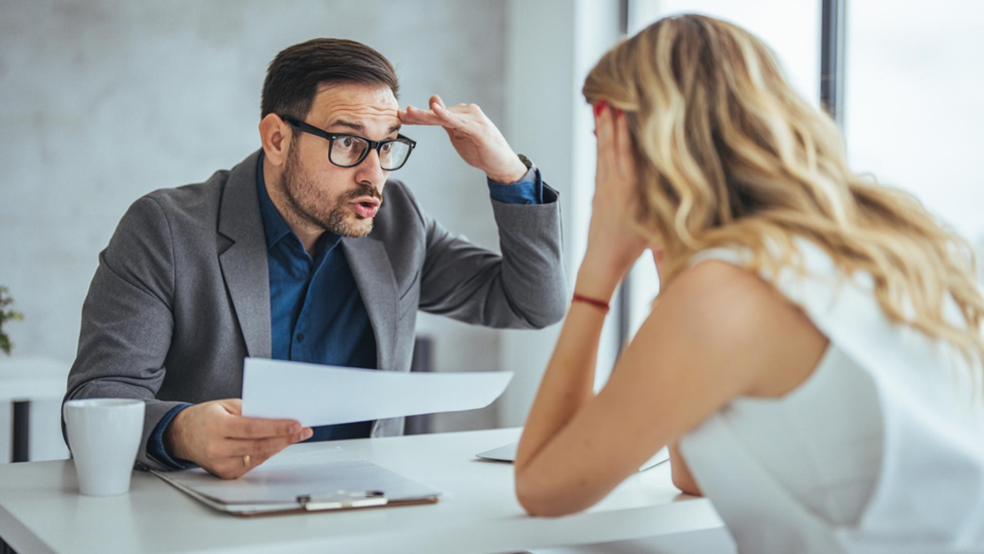 Blizanci: Blizanci u lošem izdanju znaju igrati igru informacija: tko što zna, tko što misli i tko će prvi saznati. Njihov 'nož' nije fizički, nego verbalni, primjerice rečenica, trač, spin, mala korigiranja istine. Ako im cilj postane prioritet, mogu se lako prebaciti na drugu stranu bez grižnje savjesti jer im je glava brža od srca. Najviše zbunjuje to što i dalje djeluju šarmantno, kao da se ništa nije dogodilo.