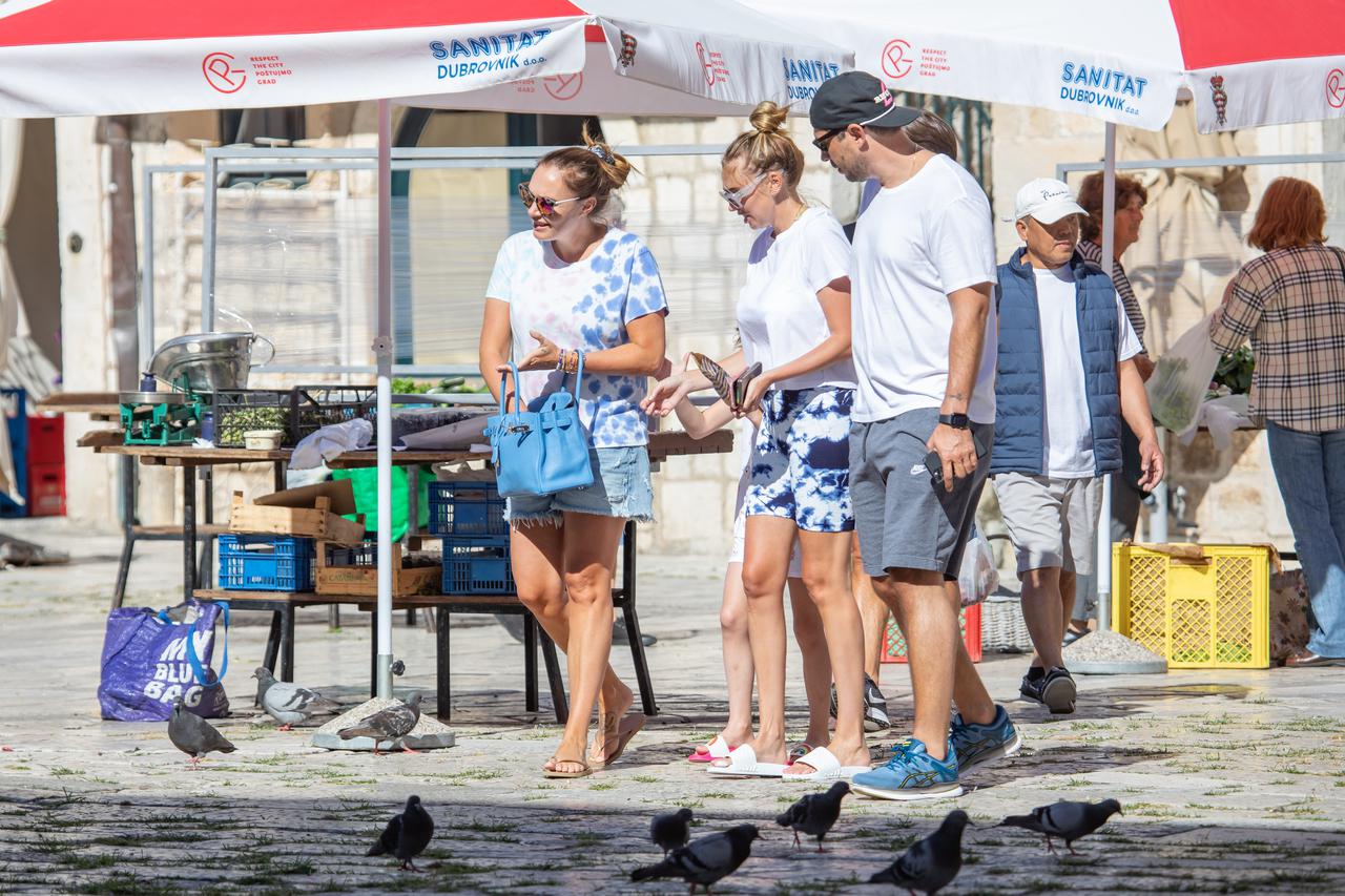 Dubrovnik: Sestre Ecclestone djeci na tržnici kupile trešnje