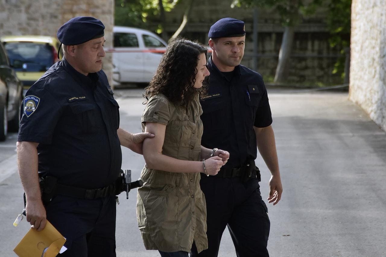 Pula: Policija privodi majku ubijenog trogodišnjaka