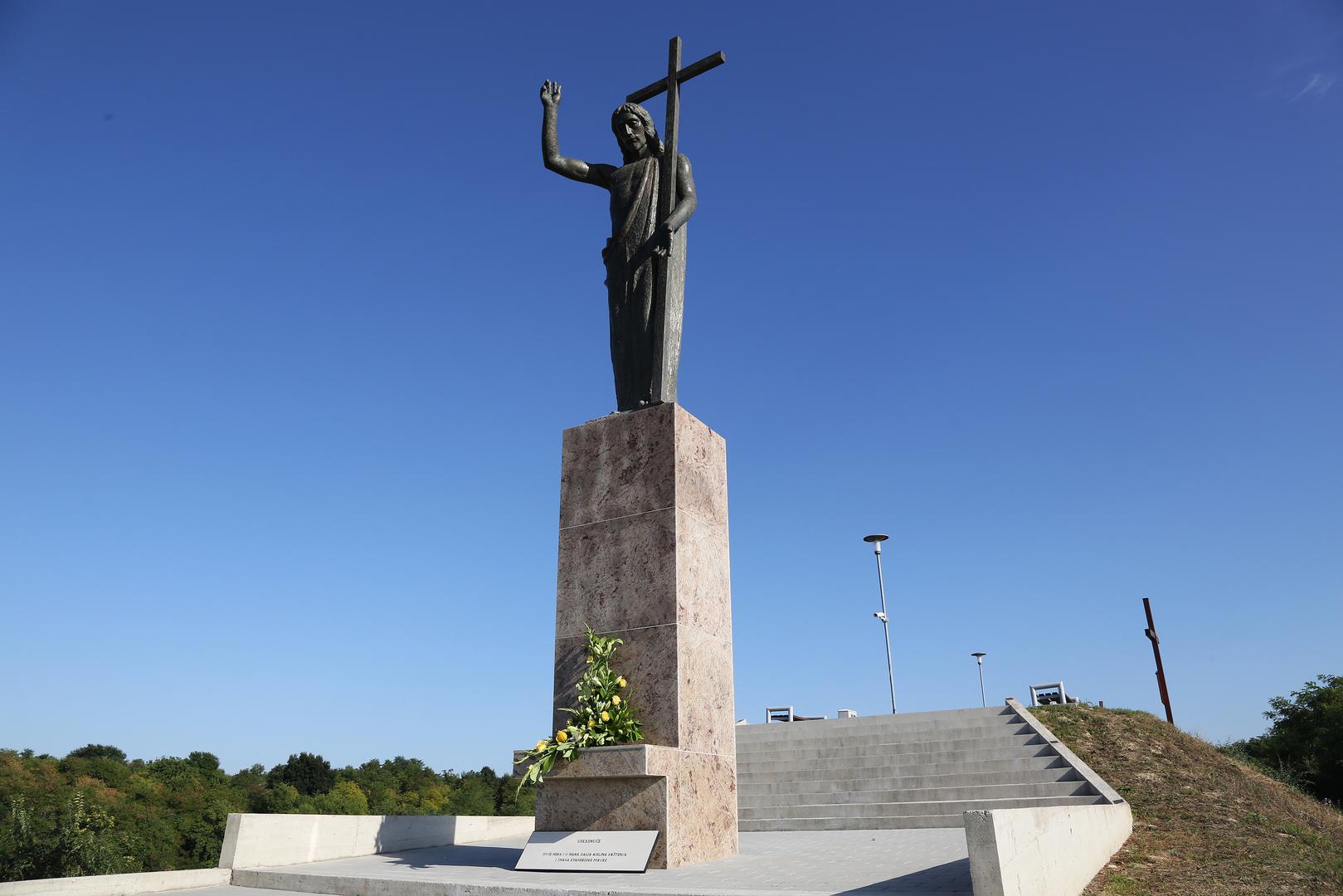 Brončanu skulpturu izradio je akademski kipar Bernard Pešorda, a blagoslovljena je 1. kolovoza 2015. godine. 