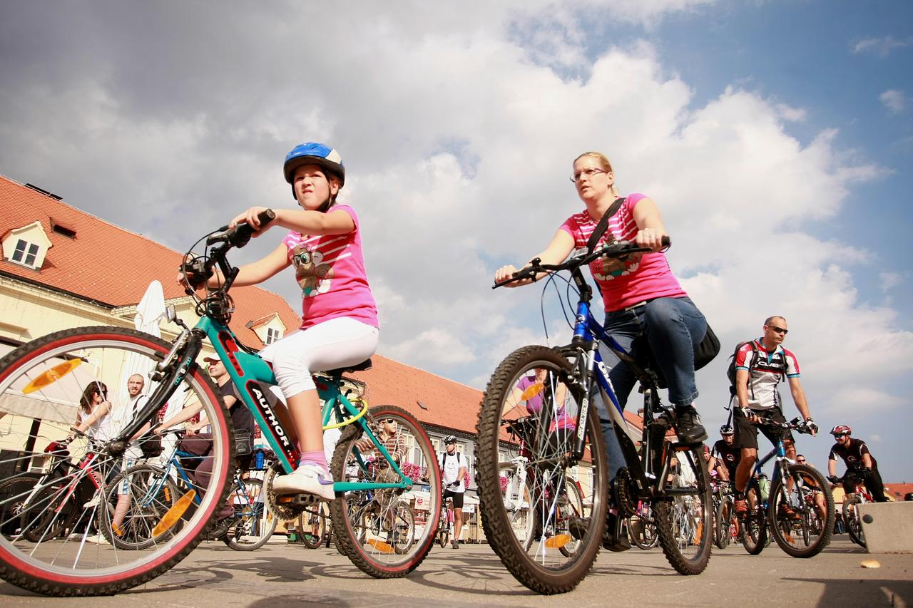 06.10.2012., Samobor - Na trgu kralja Tomislava u organizaciji brdskog biciklistickog kluba Sismis, startala je humanitarna biciklijada povodom velike humanitarne akcije za djecu leptire. Photo: Borna Filic/PIXSELL