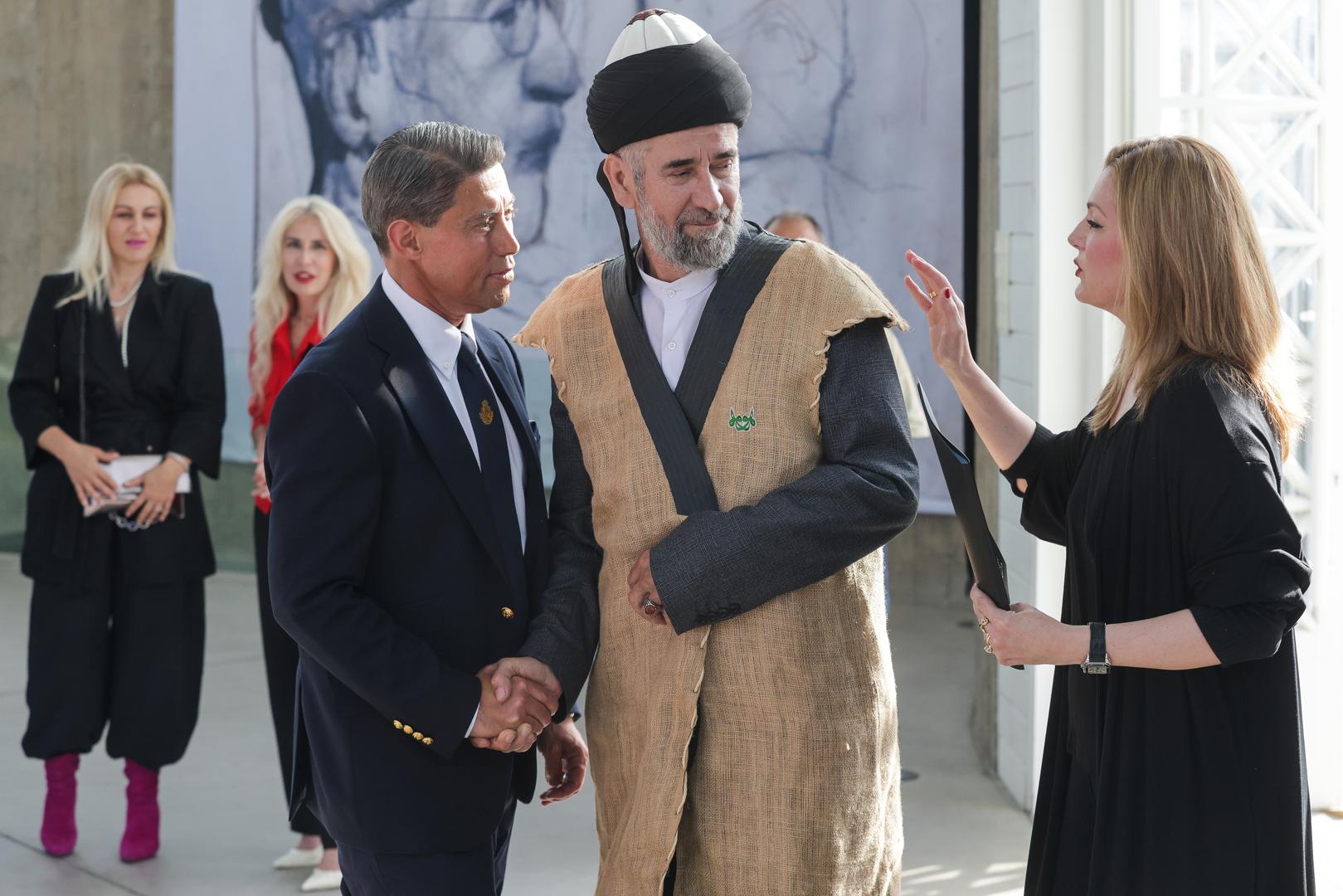 Izložbu organiziraju Nacionalna koordinacija Bošnjaka u Republici Hrvatskoj i Zaklada Mersad Berber.  Partner izložbe je Sveučilište u Zagrebu - Studentski centar u Zagrebu. Kustos je Filip Mursel Begović. Postav prati specijalno izdanje časopisa Bosna posvećeno Berberovu derviškom ciklusu