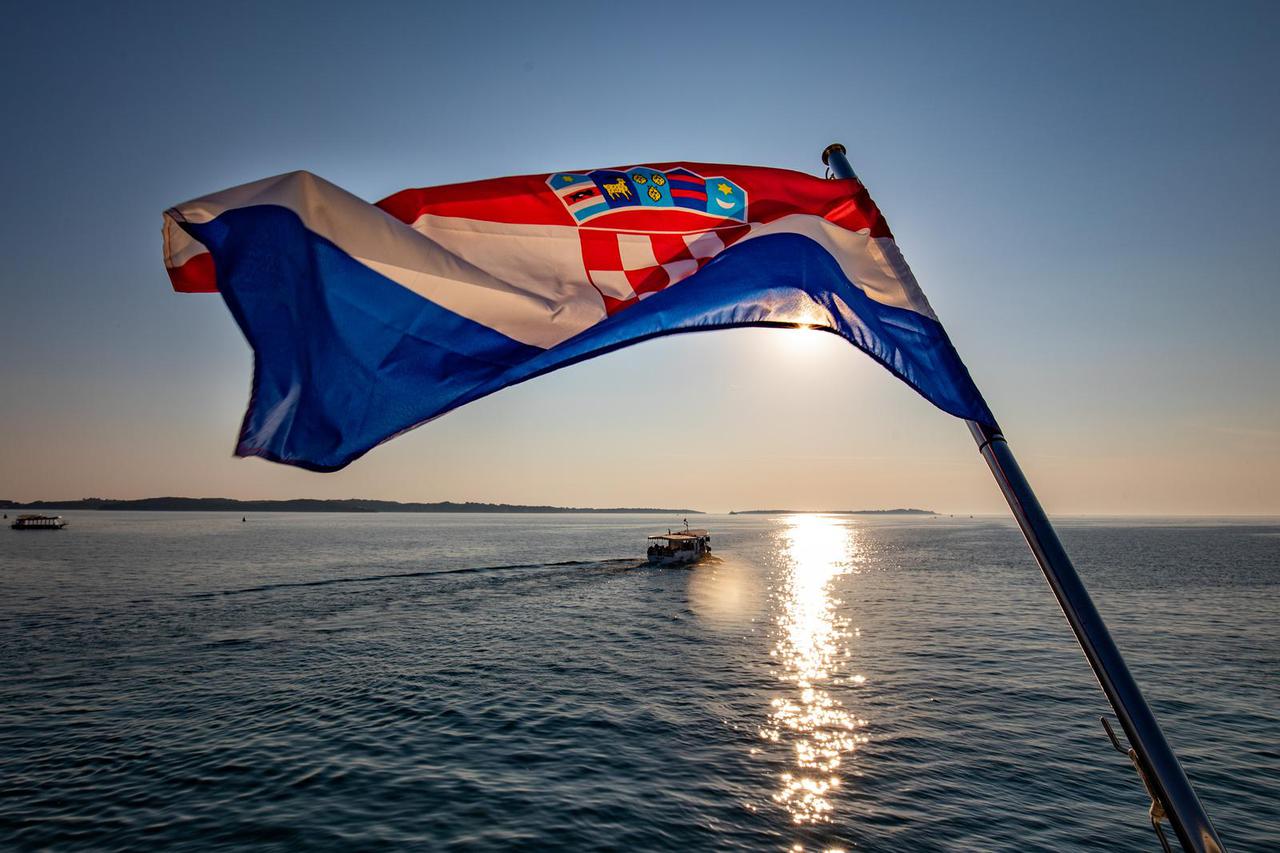 Hrvatska zastava vijori na vjetru