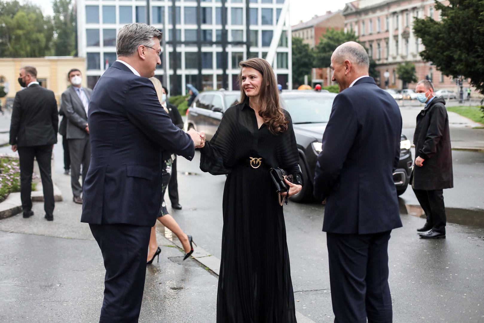 Urška Bačovnik Janša rođena je u Velenju, po struci je liječnica, a u mladosti se bavila sportom. 