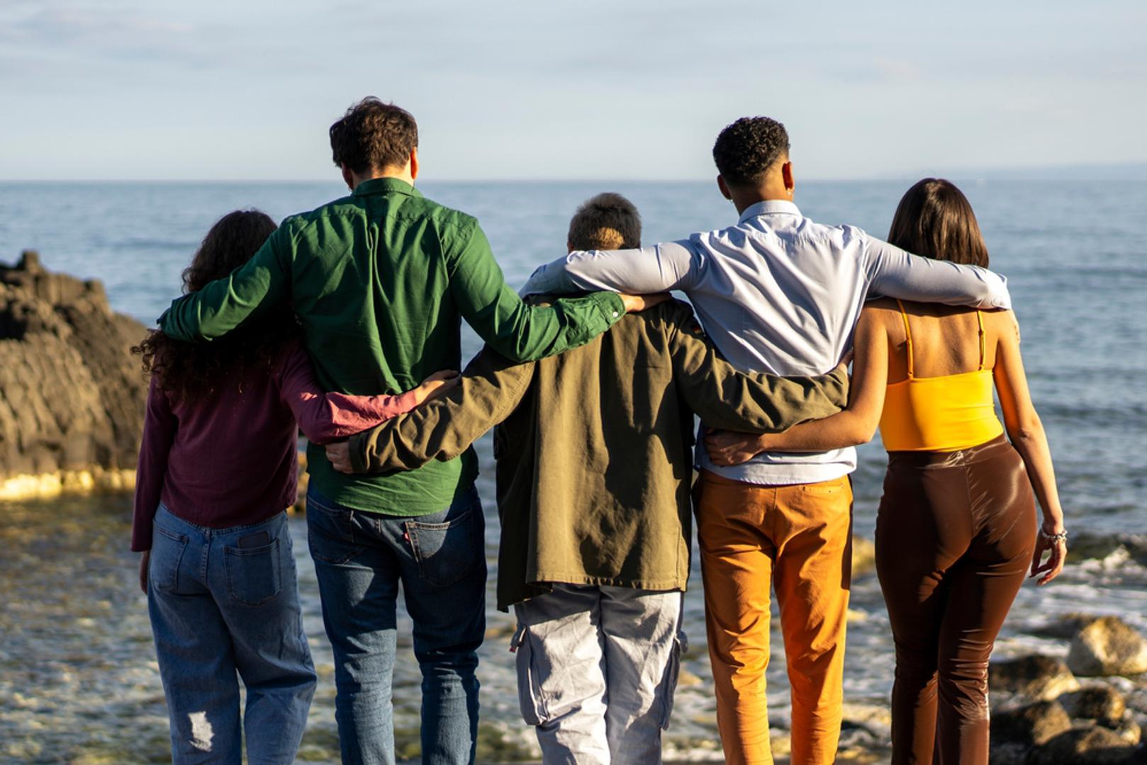 Ne izolirajte se od drugih ljudi: Iako se inteligencija često povezuje s tihim, samotnim radom, velik dio kvalitetnog razmišljanja nastaje u razgovoru s drugima. Ljudi nam pomažu proširiti perspektivu, sjetiti se važnih stvari i razviti ideje koje sami možda ne bismo uočili. Razmišljanje je zato često društven proces, a ne samo privatna mentalna aktivnost.