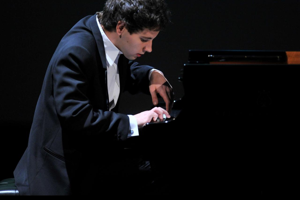 aljoša jurinić svira za zagrebačku muzičku akademiju 
