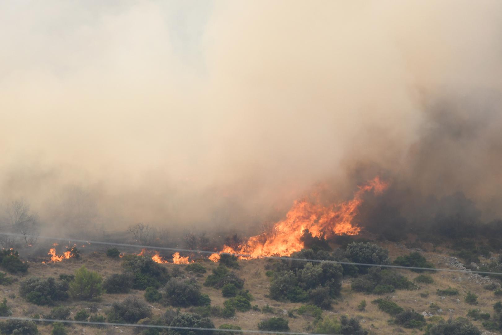 13.07.2023.,Sibenik - Izbio je pozar na otvorenom prostoru kod sela Gornjih Banjevaca u Grebastici. Na intervenciju su izasli 8 postrojbi s ukupno 12 vozila i 33 vatrogasaca. U pozaru sudjeluju i tri kanadera. Gasenje u tijeku Photo: Hrvoje Jelavic/PIXSELL