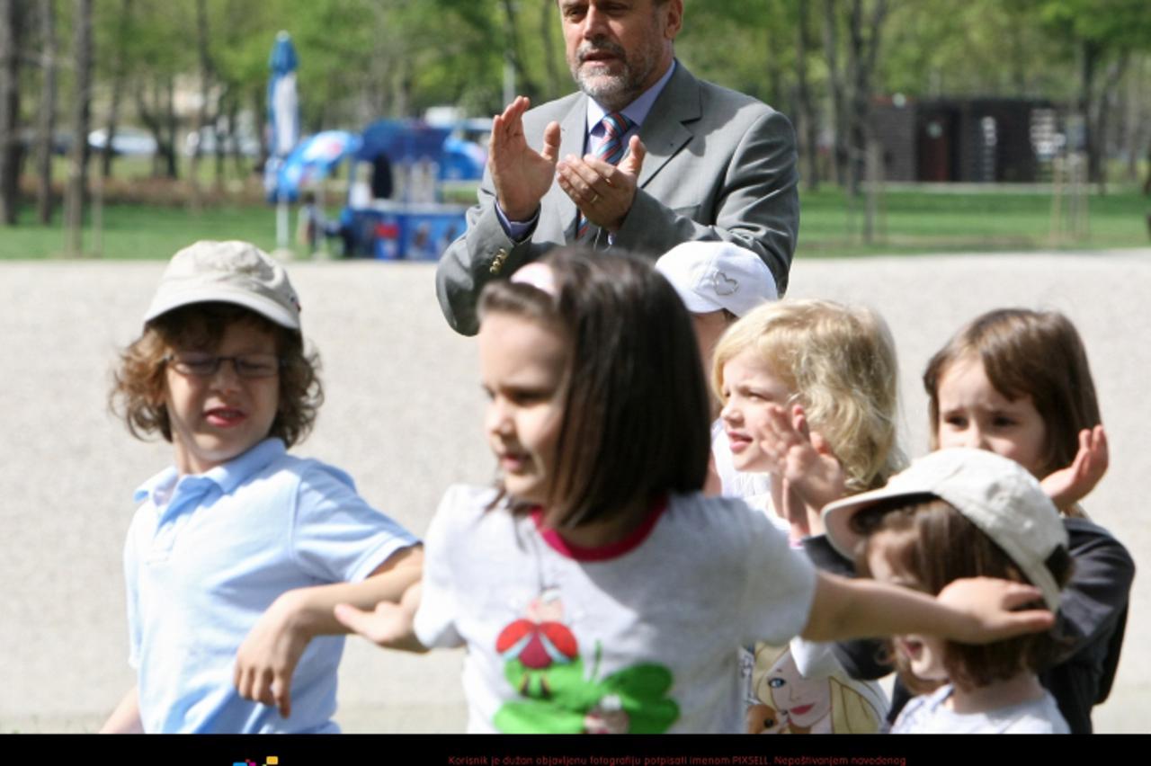 '07.04.2011., Zagreb - Gradonacelnik Milan Bandic  prosetao je s djecom iz djecjeg vrtica Suncana po Bundeku te im organizirao hot dog i sokove za rucak.PRI KORISTENJU FOTOGRAFIJE ZASTITITI IDENTITET 
