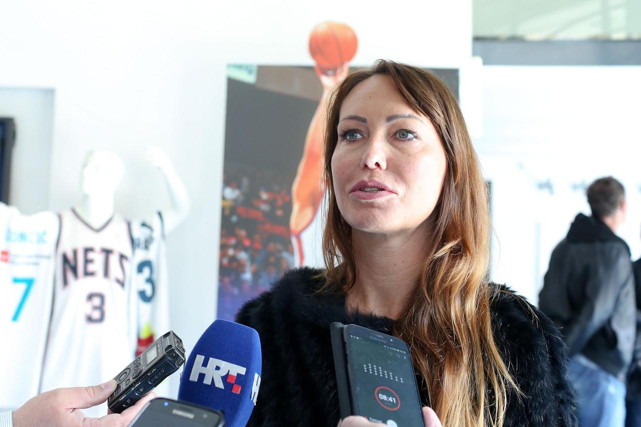 Zagreb: Majka Luke Dončića poklonila Biserki Petrović Dallasove dresove Dončića i Nowiztkog