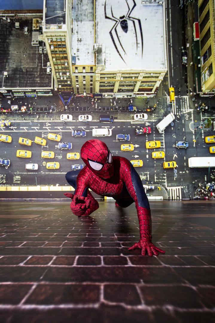 Posebnost ovog ostvarenja nije samo nova, emocionalno snažna priča o Peteru Parkeru, već i činjenica da je "Spider-Man: Novo doba" prvi film u povijesti sniman posebno za ScreenX format. Za razliku od dosadašnjih ScreenX projekcija, kod kojih je proširena slika nastajala u postprodukciji, ovdje su dodatni kadrovi planirani i snimani tijekom same produkcije, čime je stvoreno potpuno novo vizualno iskustvo. ScreenX tehnologija proširuje sliku na bočne zidove dvorane, stvarajući panoramski prikaz od 270 stupnjeva. Publika tako više nije tek promatrač događaja na platnu – postaje njegov dio. Svaki let između nebodera, svaka akcijska sekvenca i svaki obračun dobivaju novu dimenziju, stvarajući osjećaj potpune uronjenosti u Spider-Manov svijet