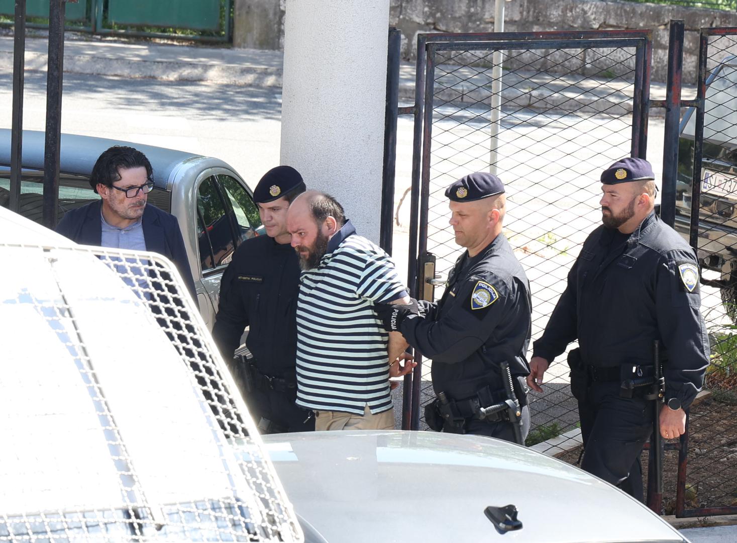 Olakotnim okolnostima smatrani su njegova dob, jer je ubojstvo počinio s 18 godina i dva mjeseca, te smanjena ubrojivost. Prema ranijim podacima, još sredinom 90-ih liječio se na psihijatriji u Splitu zbog adolescentske krize. Bio je vjeran poklonik kulta smrti i sotone. Ormar je iscrtao simbolima 666. Vježbao je i ubadanje nožem.