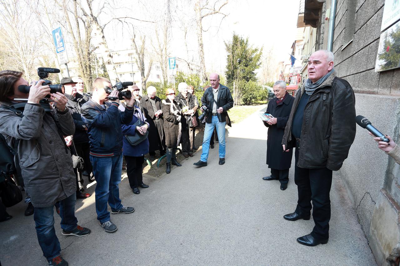 10.03.2015., Zagreb -  Povodom 100. rodjendana na procelju zgrade u kojoj je zivio Joza Horvat otkrivena je spomen ploca tom slavnom knjizevniku i moreplovcu. Photo: Petar Glebov/PIXSELL
