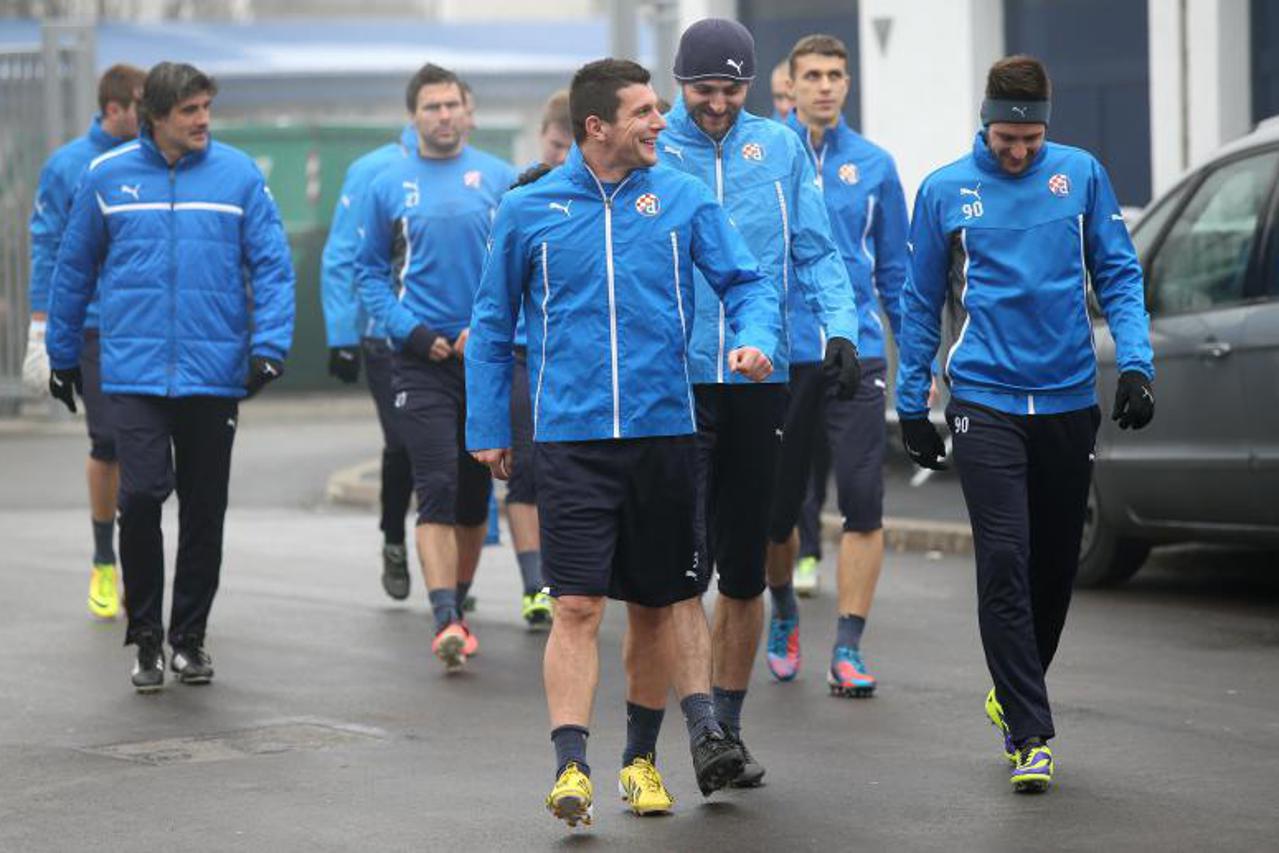 Dinamovi igrači idu na trening