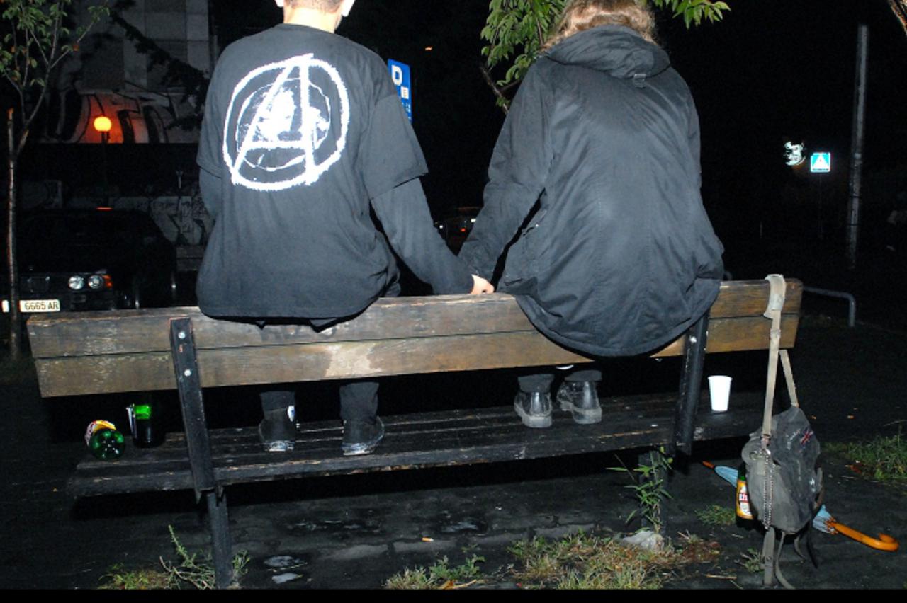 '13.09.2008., Zagreb - Jedno od popularnih okupljalista mladih u nocnim izlascima je i kafic Krivi put. Dio izlazaka je i ispijanje alkohola u kaficu ili na klupici ispred njega. Photo: Matija Habljak