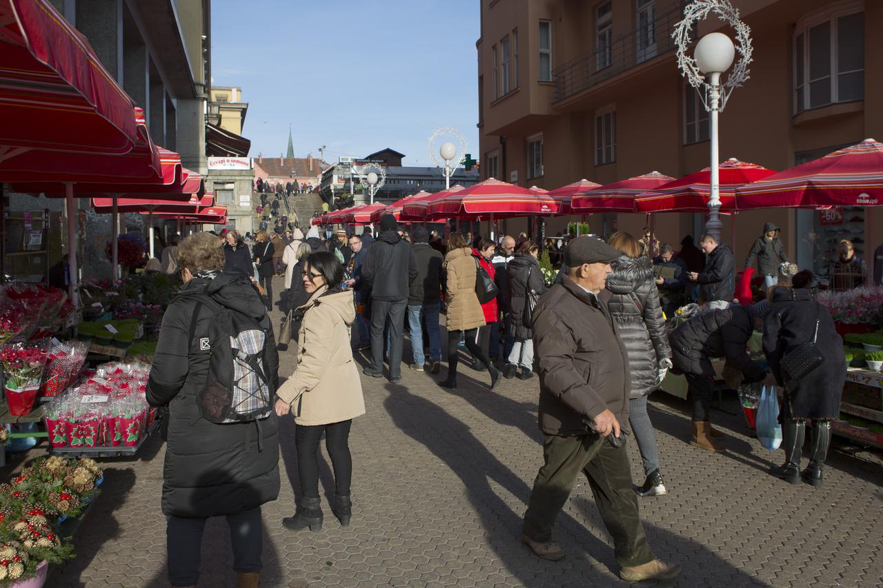 Zagreb: Građani uživaju u sunčanom danu u centru grada
