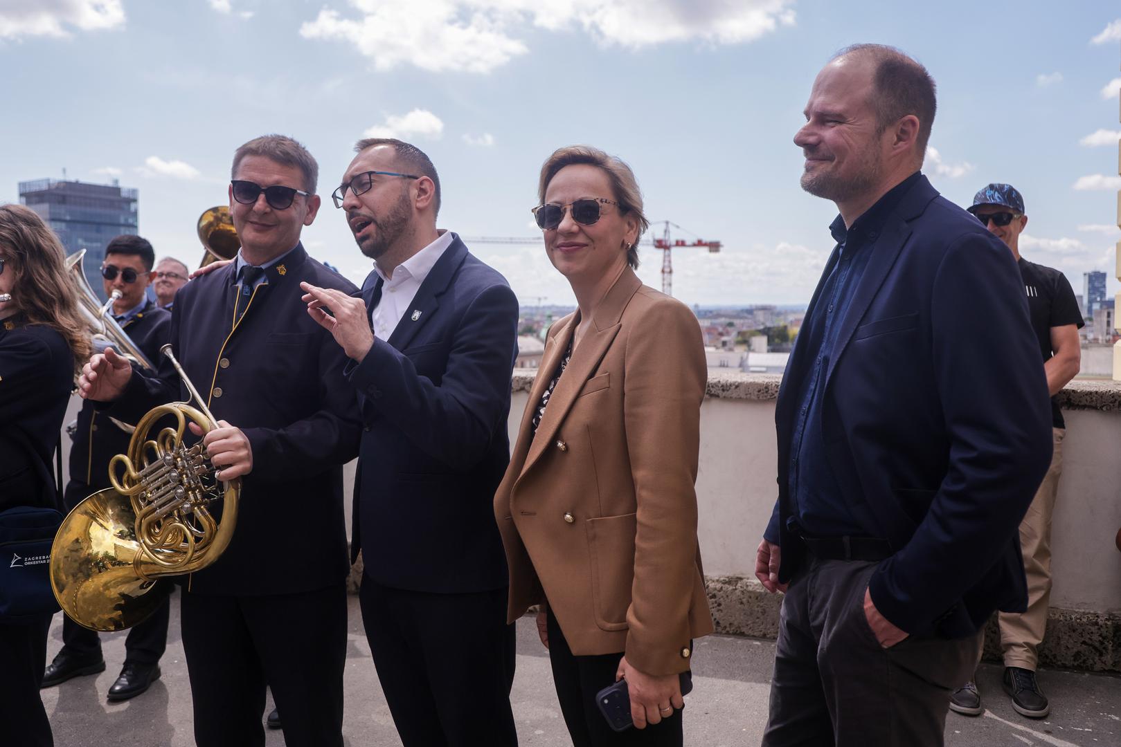 Otvorenju je prisustvovao i orkestar ZET-a koji je izveo nekoliko svojih klasičnih zagrebačkih šlagera, što je gradonačelnika silno razgalilo.