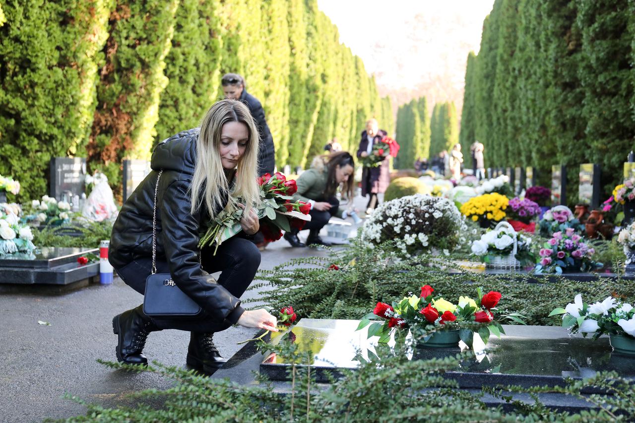 Vukovar: Majke nestalih stavljaju na grobove ruže i pale svijeće