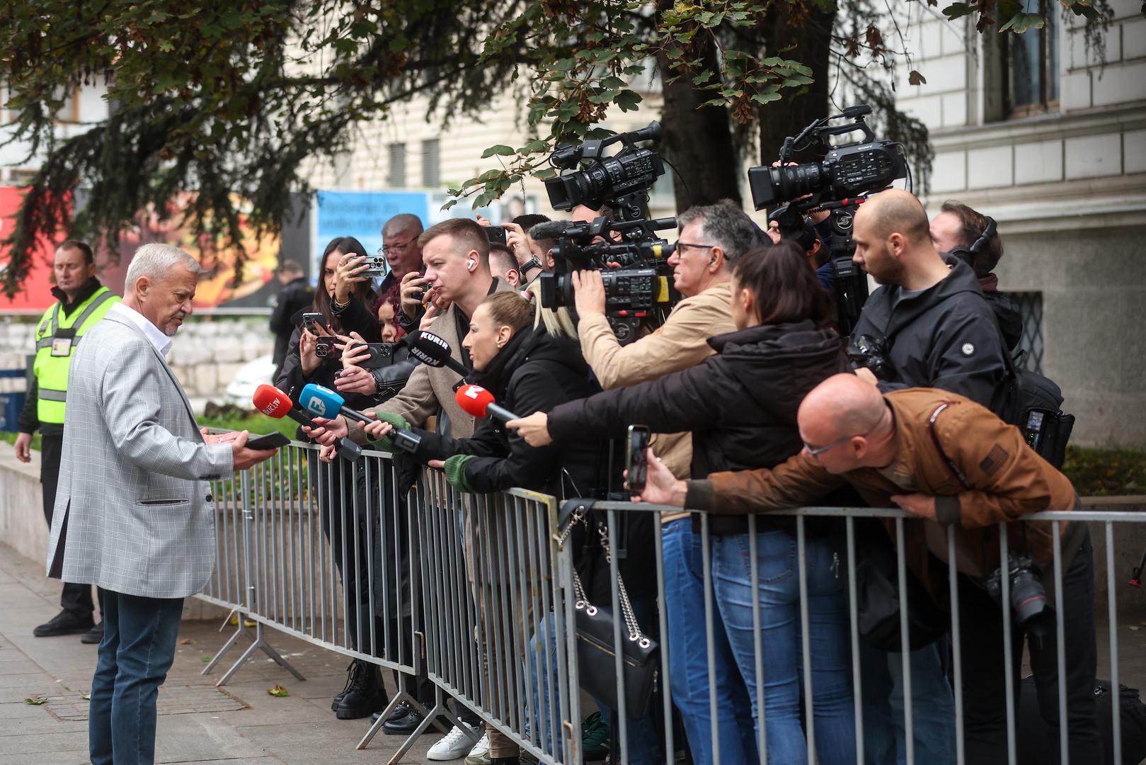 Na komemoraciju su došli neki od najpoznatijih pjevača i glumaca u regiji. Među prvima koji su stigli je i  pjevačica Indira Levak, a tu su i  Geronimo, Dino Muharemović, Halidov vjerni prijatelj Vlado Pejić, zatim Mladen Vojičić Tifa, Enver Šadinlija, Halid Muslimović, Emina Jahović, Džejla Ramović, Željko Joksimović, Hari Mata Hari, Emir Hadžihafizbegović, Igor Stojanović, Muhamed Konjić, Saša Matić, Ademir Kenović, Elmedin Konaković, Benjamina Karić i mnogi drugi.