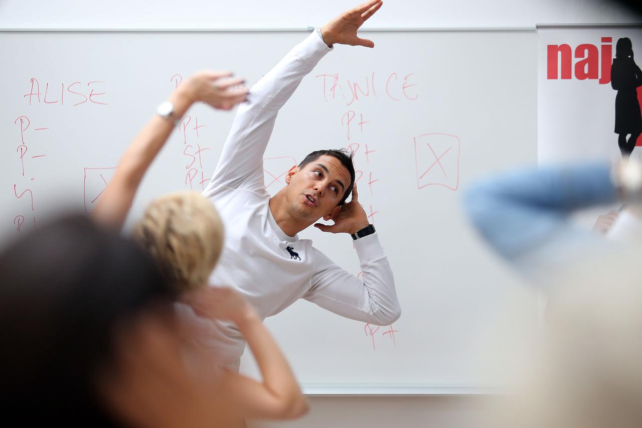 Zagreb: Mario Valenti? demonstrira uredske vježbe tajnicama