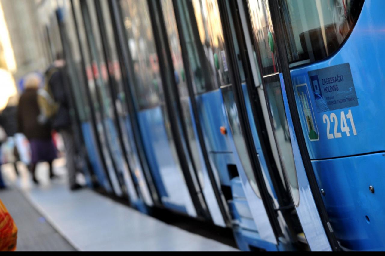 '22.12.2011., Zagreb - Iz Zagrebackog elektricnog tramvaja najavljeno je  poskupljenje javnog prijevoza, karta bi trebala kostat 15kn, a djacki pokaz 175kn, te bi se ukinulo placanje karte SMS-om.   P