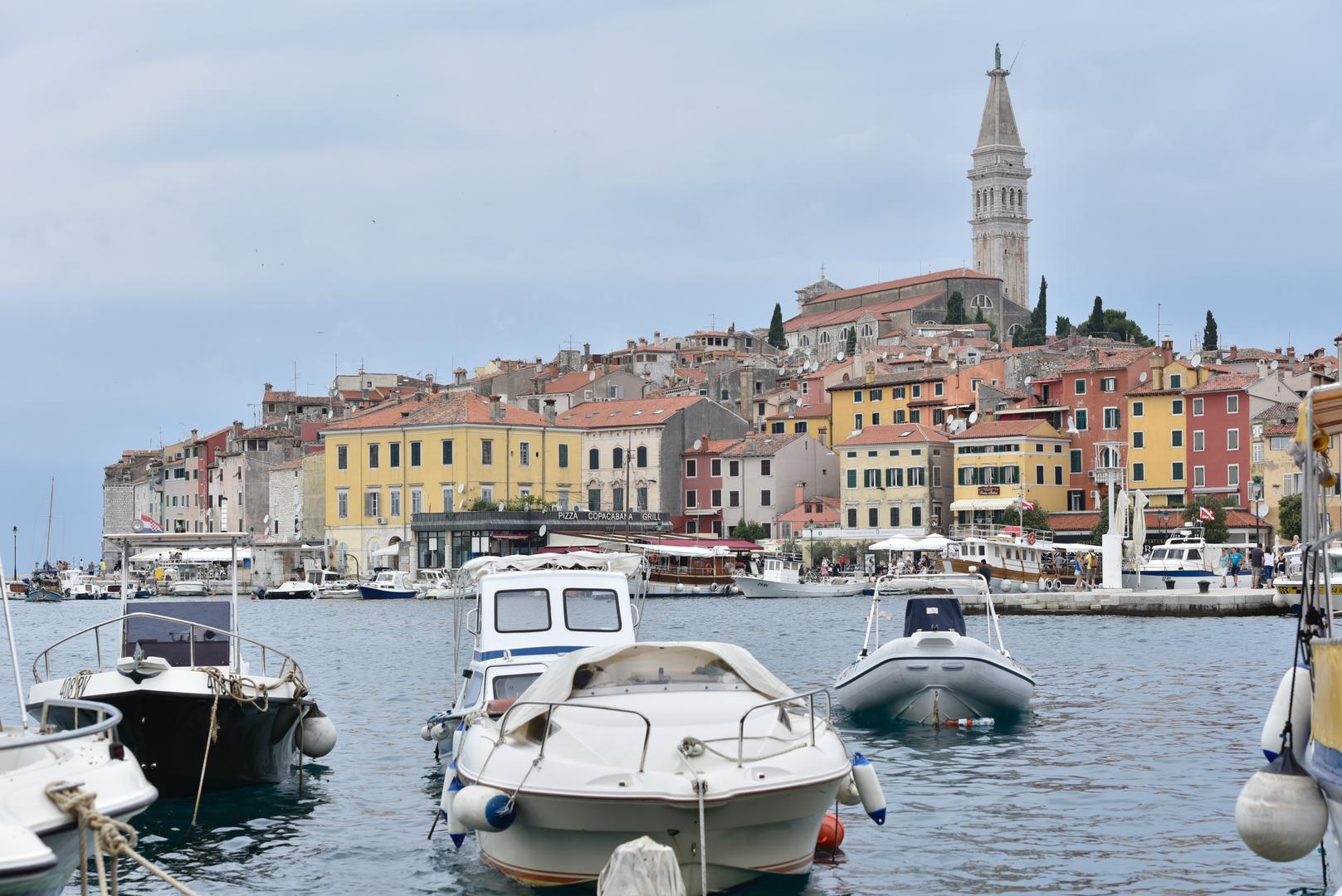 Uz sve što je grad do sada nudio, od elitnog turizma, polo turnira pa i hrvatske Atlantide, nova je informacija da su naši nogometaši odavde krenuli na put uspjeha
