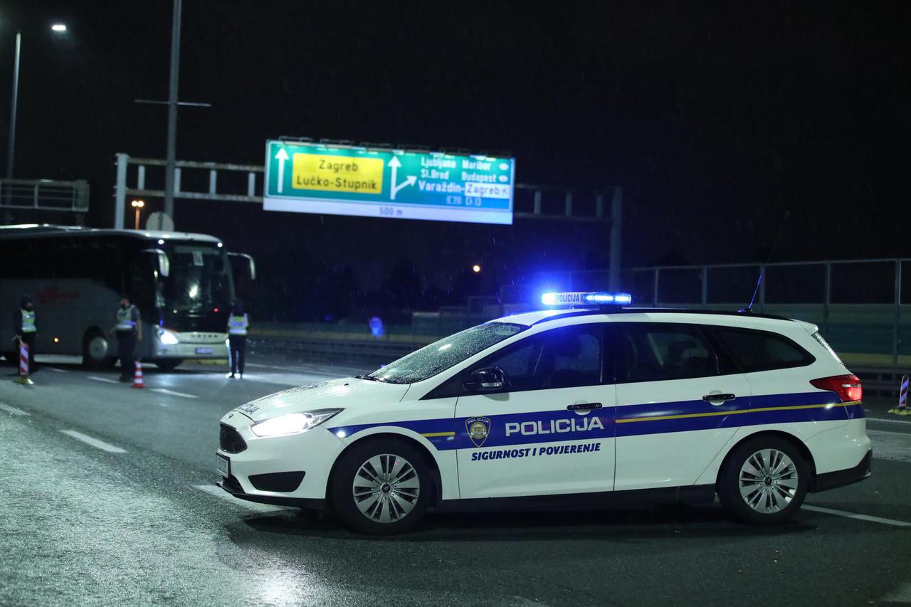 Zatvorena autocesta Zagreb - Karlovac u oba smjera, navijači se potukli s policijom