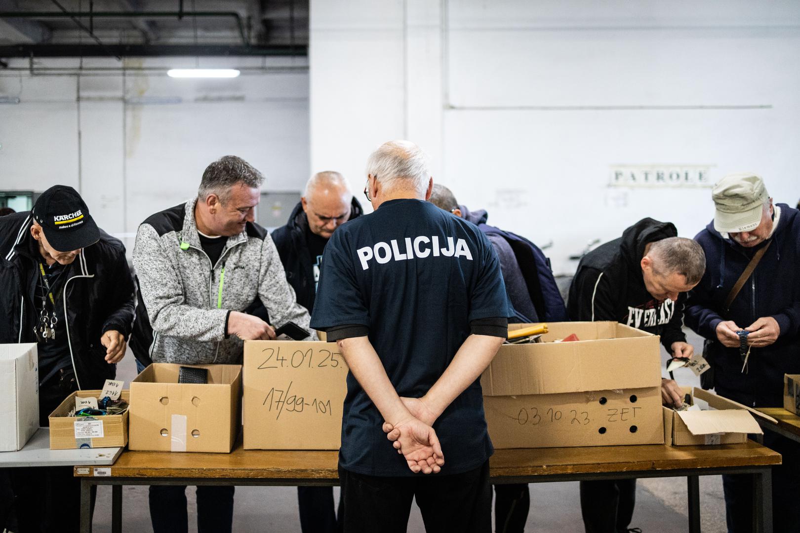 Bicikli, mobiteli i torbe, plišane igračke, kišobrani, samo su neki od predmeta koji su se našli na javnoj prodaji Policijske uprave zagrebačke, ​​​​​​​a za koje se čekalo u redovima. 