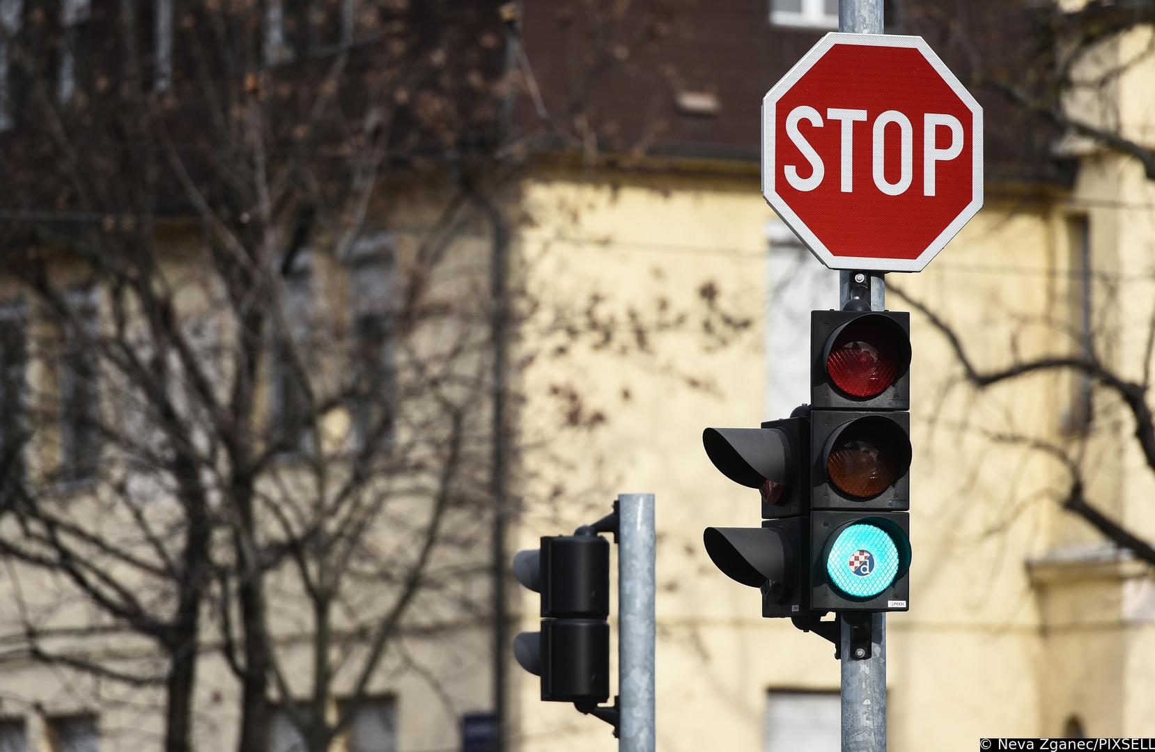 Sama sjenila nisu problem jer služe za zaštitu od sunca, osobito pri zalasku ili izlasku sunca, ali mali ogledalni uređaji unutra mogu biti opasni.